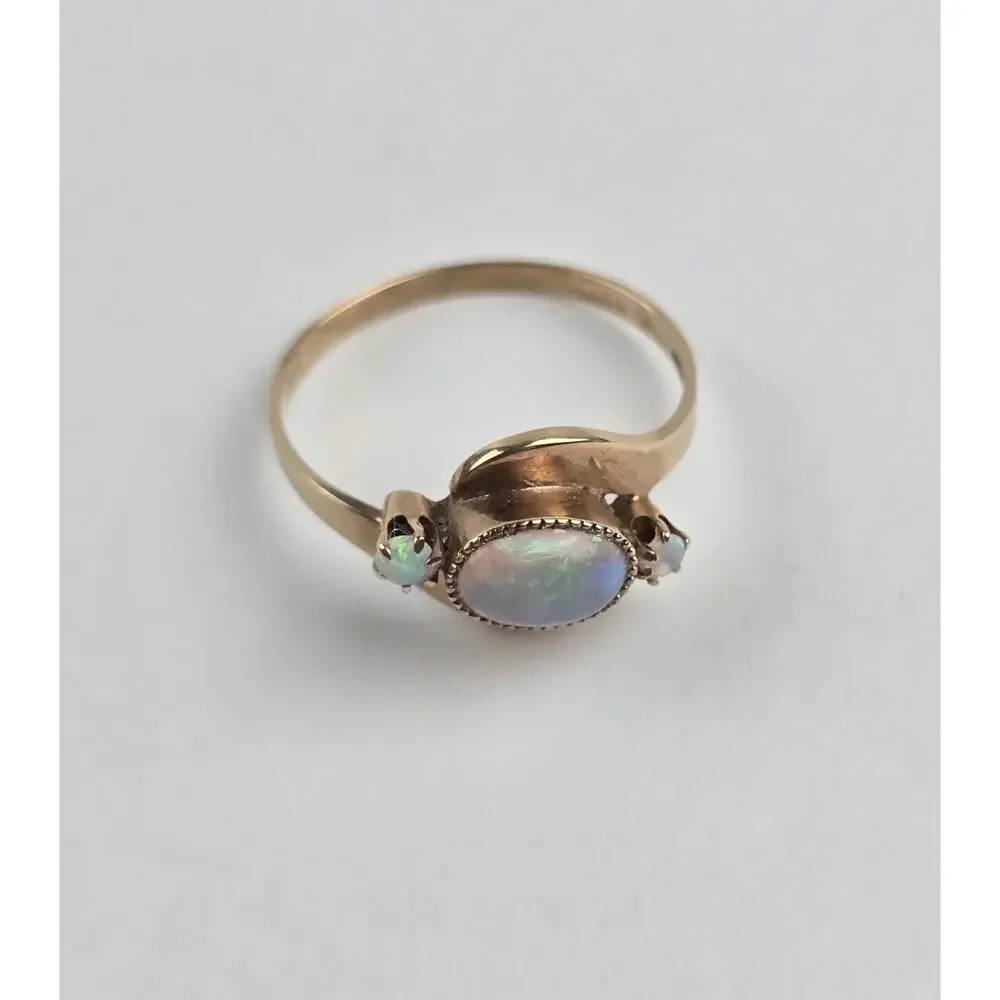 Vintage 10k Yellow Gold Women's Oval Opal Ring w/ 2 round size stones Size 7